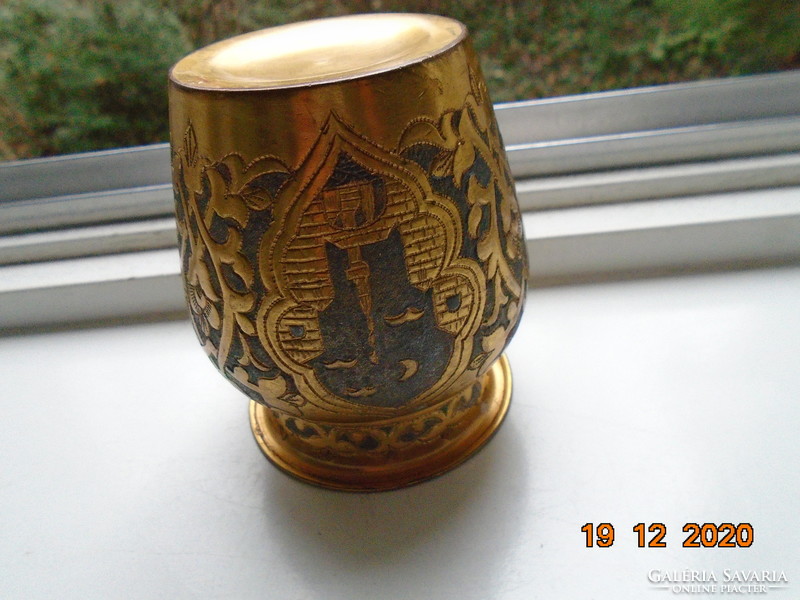 Niellos gilded handicraft vase with an oriental cityscape in 3 medallions with arabesques and floral patterns