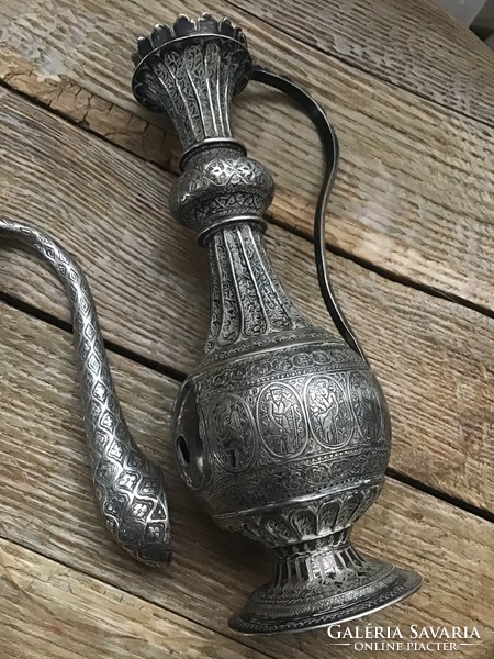 Antik perzsa jelenetes kézműves ezüst kiöntő, javítandó