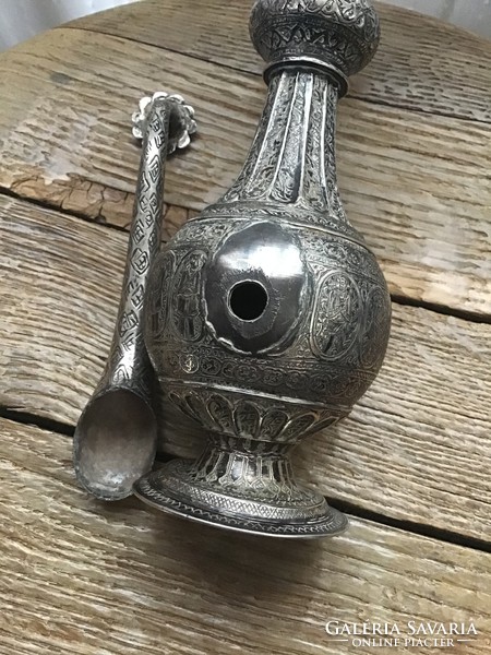 Antik perzsa jelenetes kézműves ezüst kiöntő, javítandó