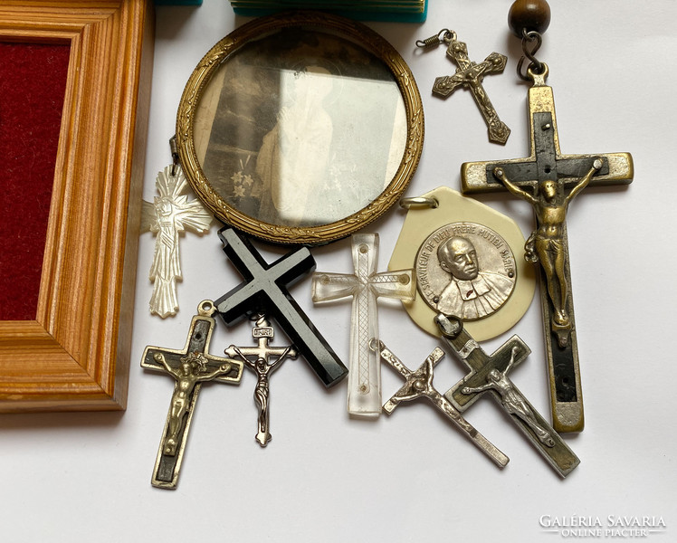 Miscellaneous religious objects ...
