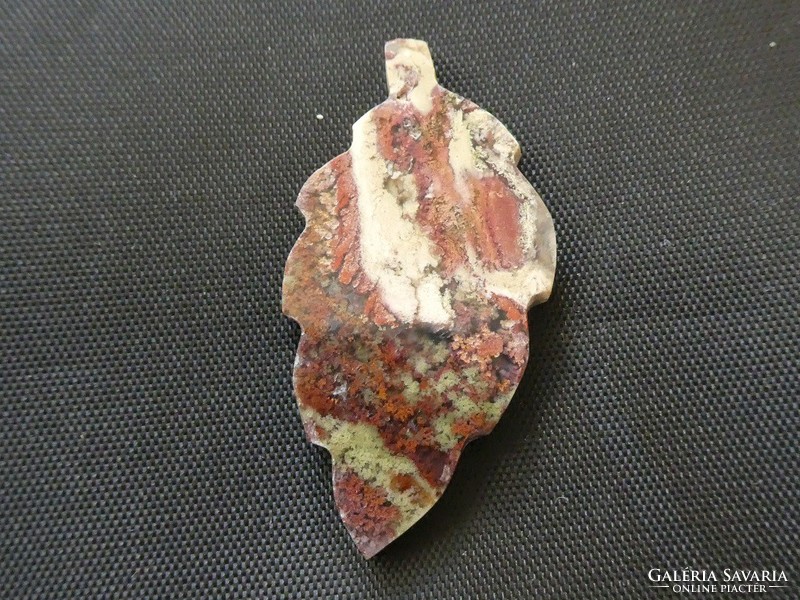 Natural leaf-shaped moha achaate polished chalcedony mineral for collection or pendant.