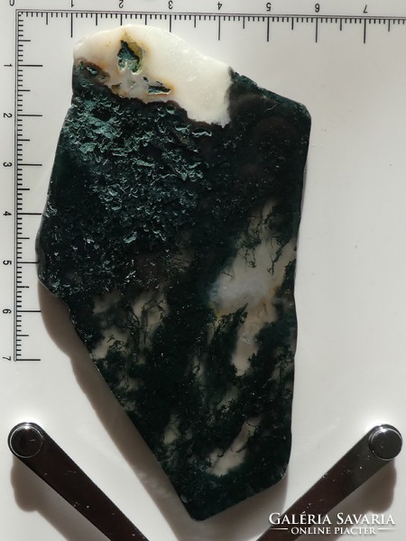 Természetes, nyers Mohaachát ásvány, csiszolt klorit és amfibol zárványos Kalcedon szelet. 46 gramm