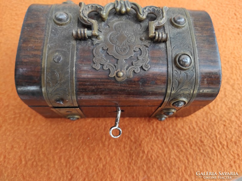Gyönyörű réz veretes díszes làdika fadoboz ékszerész kulccsal zárható különleges 1800as évek