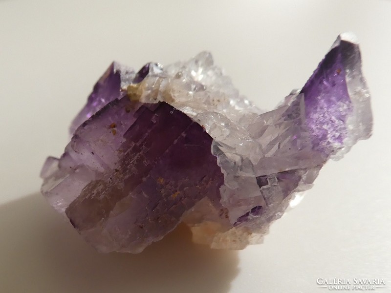 Természetes lila, köbös Fluorit kristálycsoport fehér Kalcit szemcsékkel. Gyűjtői darab. 10 gramm
