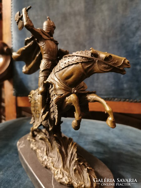 Lovon ülő harcos - bronz szobor