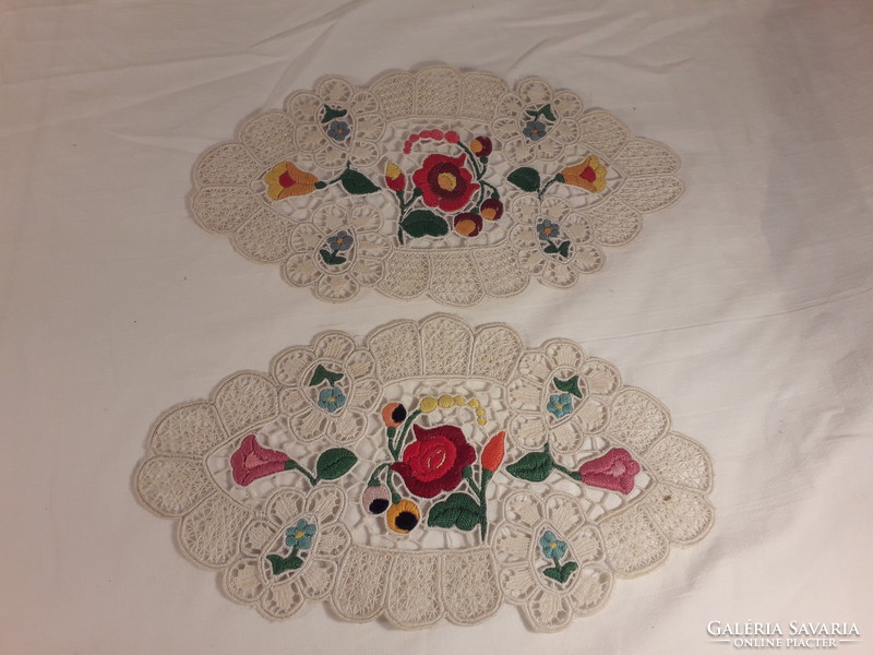 I offer it at a favorable low price!!! 6 pieces of risel embroidered Kalocsa tablecloths together