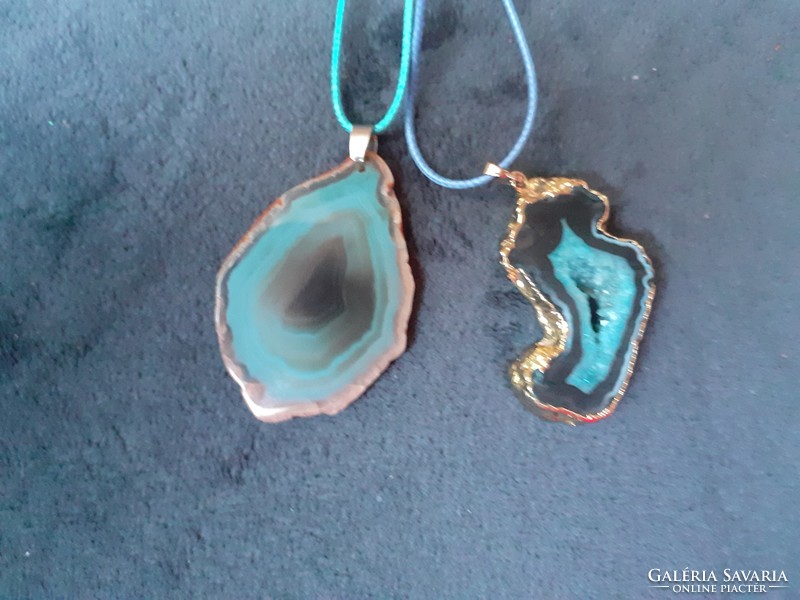 Wonderful agates on a leather chain!