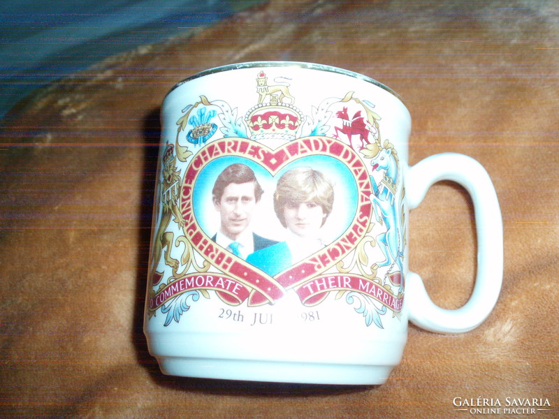 Angol porcelán emlékbögre Charles és Diana