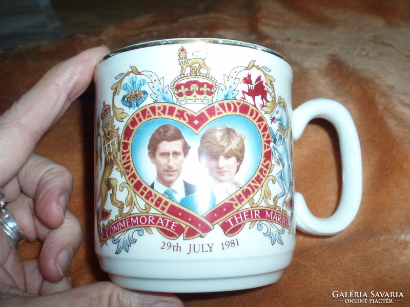 Angol porcelán emlékbögre Charles és Diana