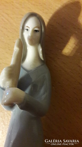 Porcelán női figura, lány furulyával