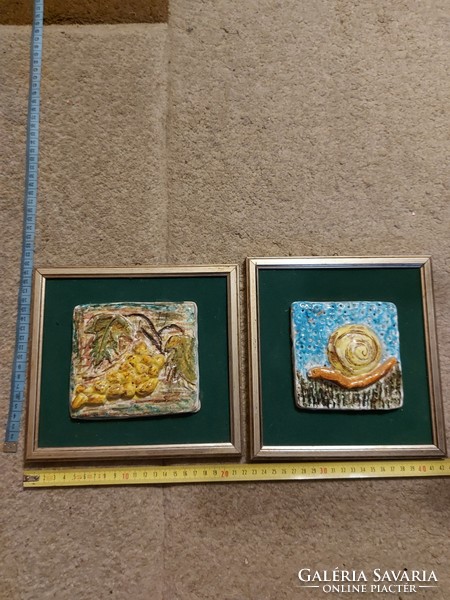 Two ceramic reliefs, in a frame, size indicated!