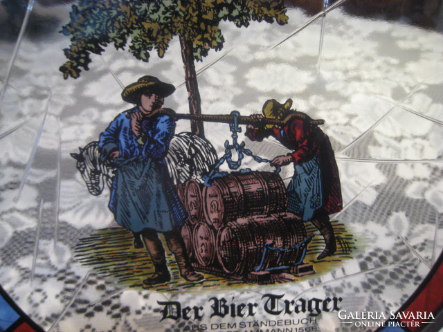 A sörhordó  munkás  " Der Bier  Trager " Üveg , kézi  festésű , fügeszthető ablakdísz