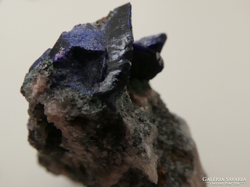 Természetes, táblás Azurit ásvány az anyakőzeten. Jellegzetes kristályminta. Gyűjtői darab. 57gramm.