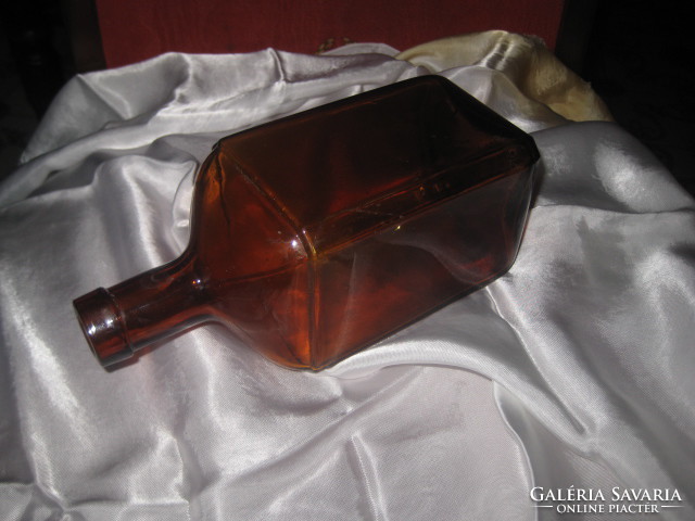 Régi , barna színű , likőrös üveg  8 x 8 x 21 cm  az 1940 es  évekből