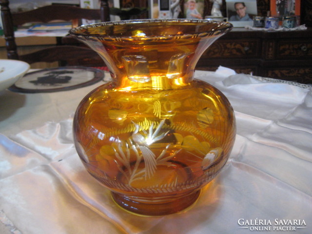 Polished glass vase in yellowish-brown color, flawless, beautiful condition 15 x 17.5 cm