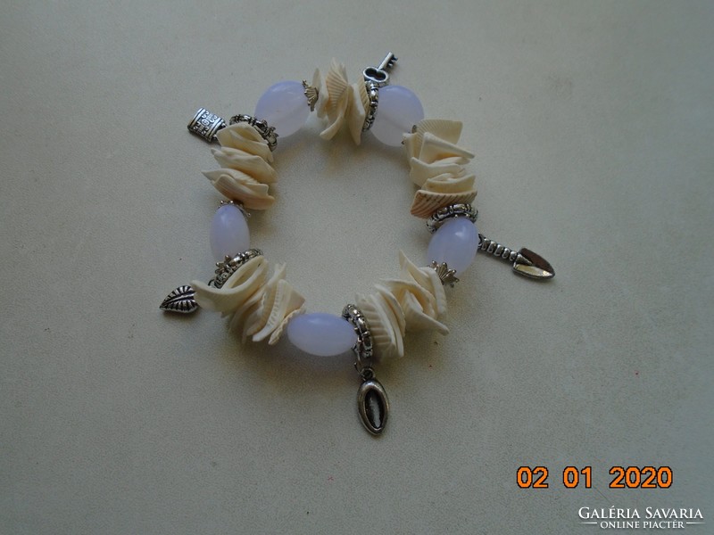 Kagylóból és halvány lila üveg gyöngyből ezüstözött foglalatban, karkötő ,ezüstözött  függőkkel