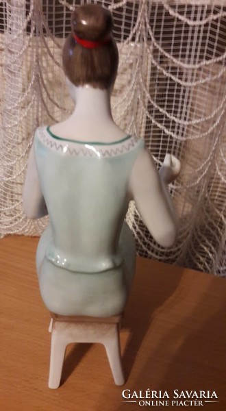 Hollóházi porcelán figurális szobor, kézzel festett, paprikát fűző lány