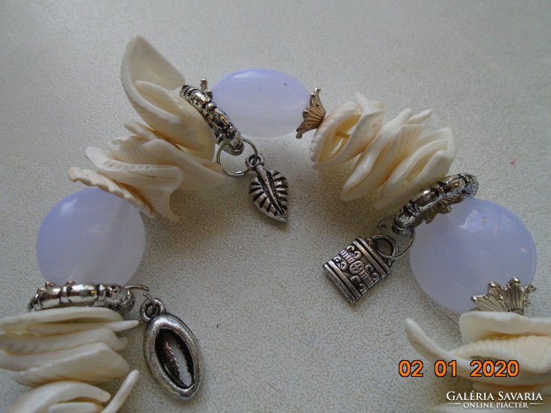 Kagylóból és halvány lila üveg gyöngyből ezüstözött foglalatban, karkötő ,ezüstözött  függőkkel