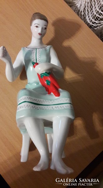 Hollóházi porcelán figurális szobor, kézzel festett, paprikát fűző lány