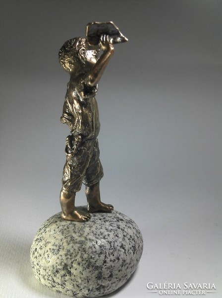 Repülős kisfiú bronz szobor