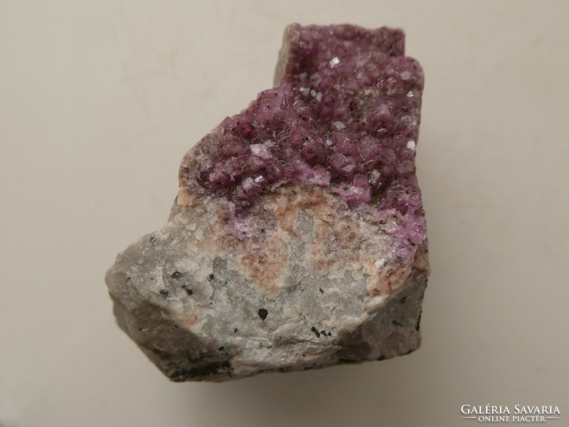 Természetes, nyers Kobalt tartalmú Kalcit ásvány rózsaszín kristályokkal. Gyűjteményi darab. 29gramm