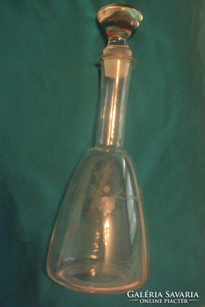 TÖBB mint 100 éves,(Art deco) szőlőfürt mintával csiszolt díszítéssel, üvegdugós BOROSÜVEG.