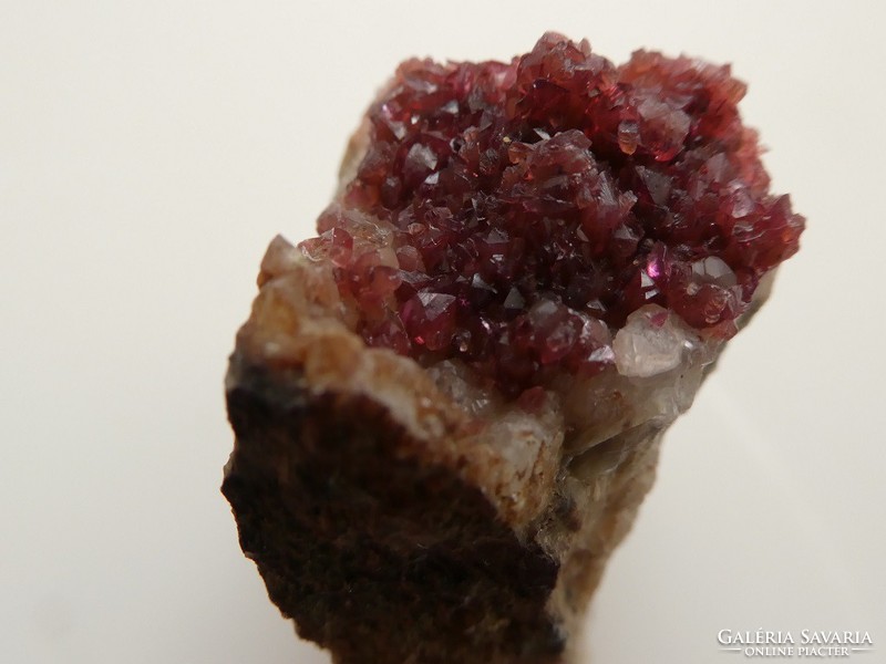 Természetes, ritka Rozelit ásvány. Fenn-nőtt kristályok az anyakőzeten. Gyűjteményi darab. 17 gramm