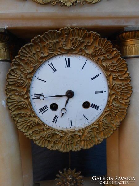 1870-es évekből.Hatalmas, alabástrom, oszlopos,felesütős, porcelán számlapos kandalló óra. Hibátlan.
