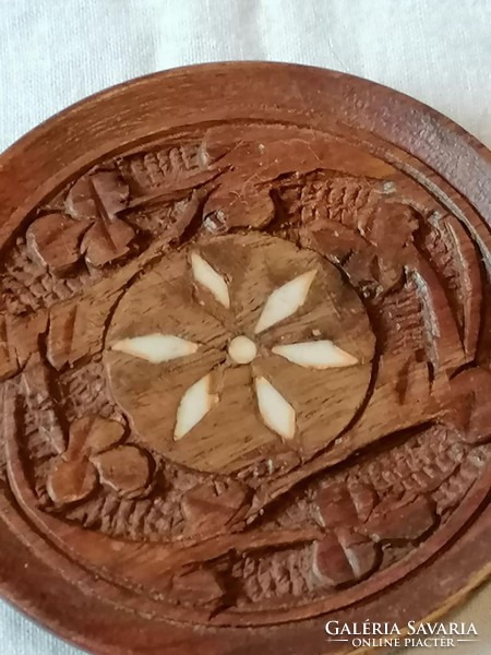 Új-Zélandi faragot apró fa tányér-pohár alátét kagylóféle berakással,(kézzel készült szuvenír)