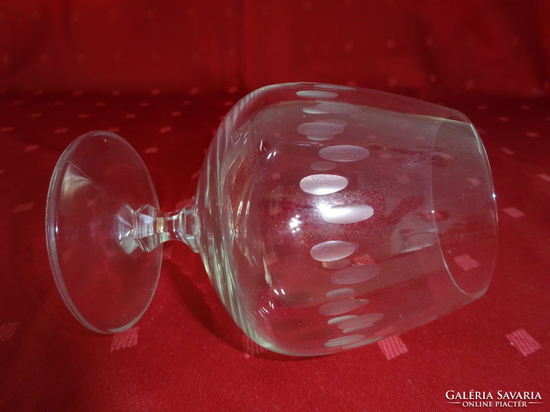 Konyakos csiszolt üvegpohár, szolid csiszolással, magassága 11 cm. 6 db egyben eladó. Vanneki!