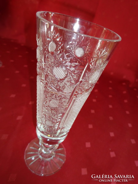 Kristályüveg pezsgős pohár, gyönyörű csiszolással, magassága 18 cm. Vanneki!