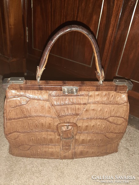Nagymamám kincseiből, egy vastag, szép, krokodilbőr táska!