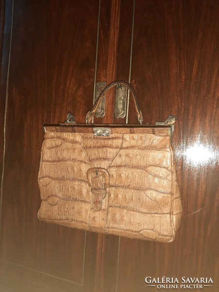 Nagymamám kincseiből, egy vastag, szép, krokodilbőr táska!