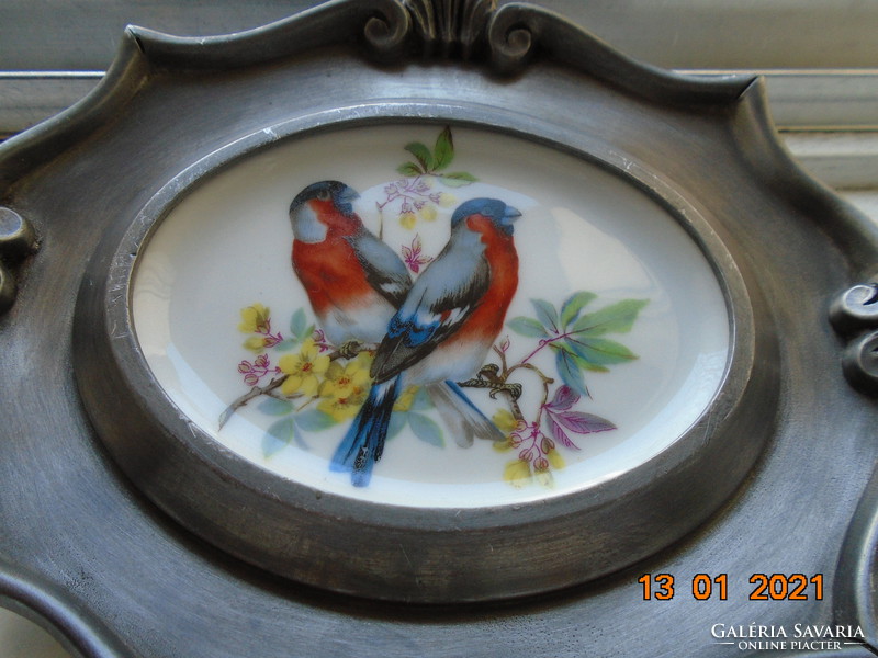 Barokk német jelzett Baecher nehéz ón rámában ovális Schwarzenhammer porcelán kép színes madarakkal