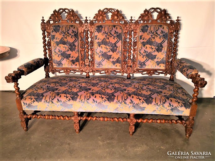 Régi antik, dúsan faragott reneszánsz stílusú kanapé