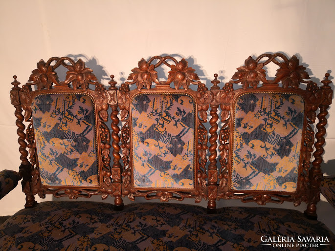 Régi antik, dúsan faragott reneszánsz stílusú kanapé
