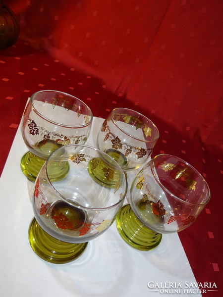 Zöld talpas, boros üvegpohár,  arany szőlő mintával  magassága 9 cm.  4 db egyben eladó. Vanneki!