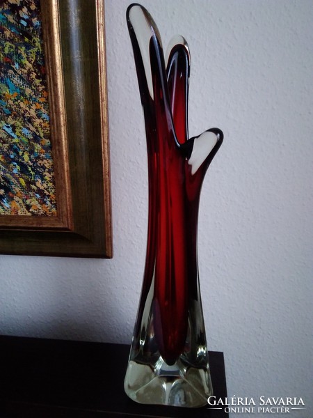 Josef Hospodka terve alapján készült, cseh bíbor színű rétegelt művészi váza!