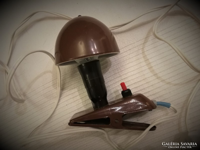 Régi, retro, barna színű Szarvasi csíptetős gomba lámpa