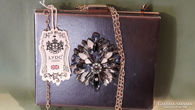 Lyds bag with large brooch decoration