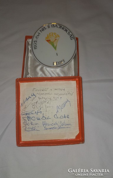Röplabdás hollóházi porcelán emlékplakett férfi '75 aláírásokkal HBNA