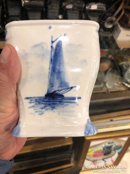 Budapesti porcelán váza, holland motívummal, 16 cm-es magasságú.