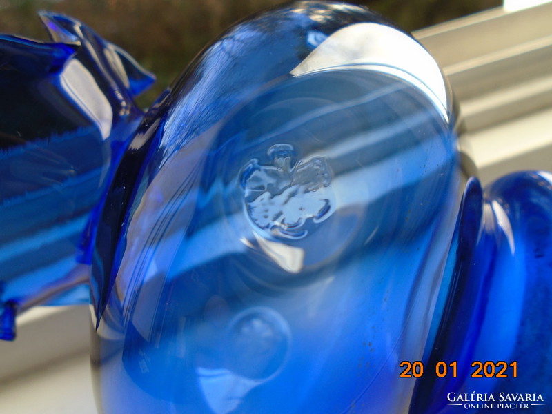Művészi jelzett üveg kobaltkék váza fodros peremmel benyomott virág mintával