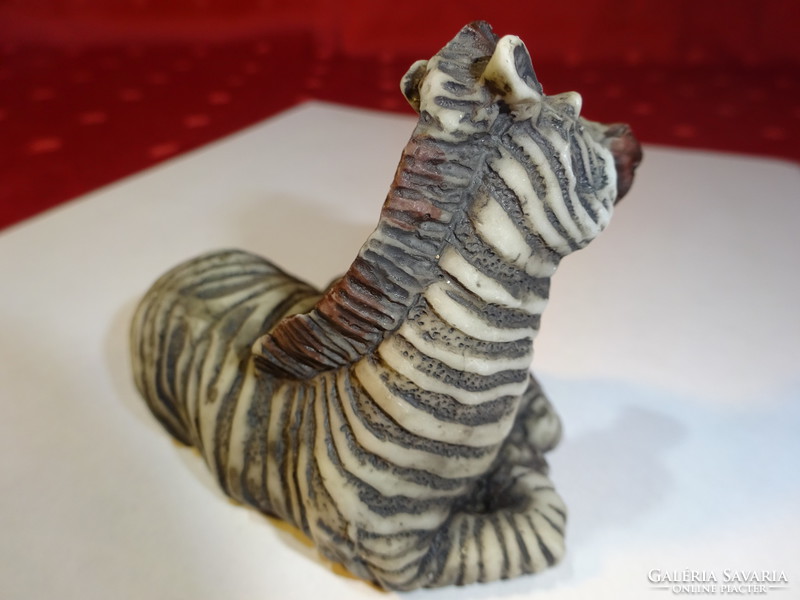 Zebra mama with her little one, alabaster statue, length 7.5 cm. He has!