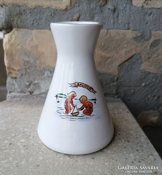 Balaton szuvenír, Bodrogkeresztúri emlék váza, retro jelenetes váza, pancsoló gyerekek, vitorlás