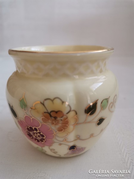 Small pot with lilac butterfly pattern