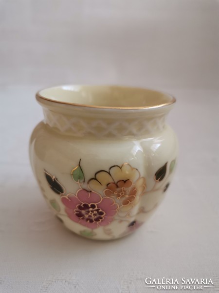 Small pot with lilac butterfly pattern