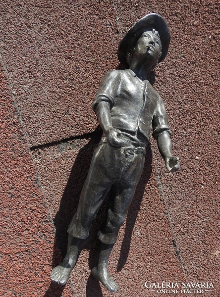 Antik bronz cigarettázó munkásgyerek figura
