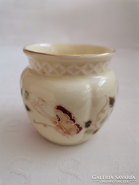 Small pot with lilac butterfly pattern