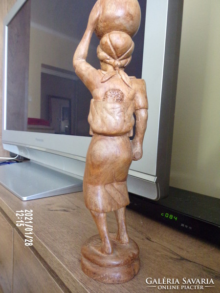 Vízhordó anya gyermekével - fából 34 cm